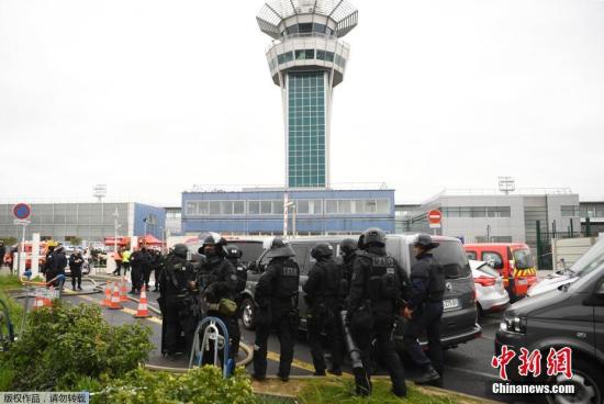 武装人员在机场执勤。