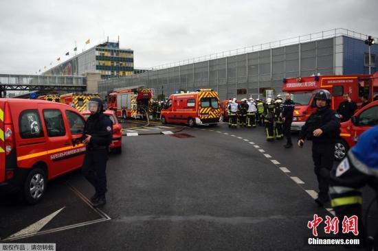 当地时间3月18日，法国巴黎奥利机场(Orly airport)发生枪击事件，一名男子因抢夺士兵枪支被击毙。
