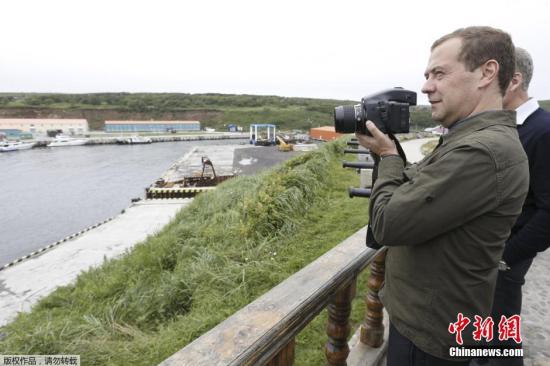 当地时间2015年8月22日，俄罗斯总理梅德韦杰夫登上南千岛群岛（日称北方四岛）中的择捉岛进行工作视察。