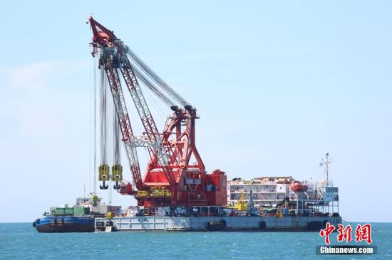 资料图：上海打捞局“大力号”作为“世越号”打捞工程第一阶段工作母船在沉船上方进行作业。 <a target='_blank' href='http://www.chinanews.com/'><p align=
