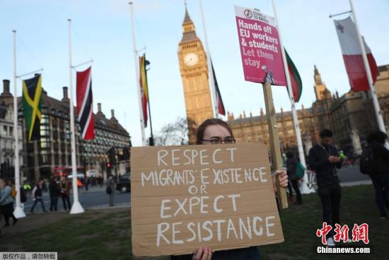 当地时间2017年3月13日，英国伦敦，民众在国会大厦前聚集示威。英国议会上院投票通过“脱欧”法案，这为英国正式启动“脱欧”扫清了法律障碍。英国首相在获得英国女王授权后，即可启动“脱欧”。