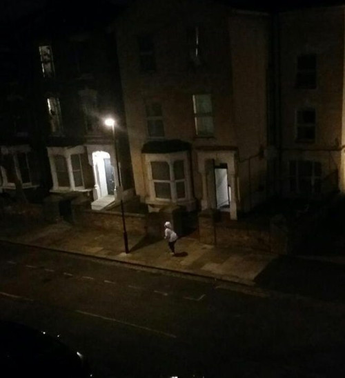 邻居于周六晚间拍摄的照片。孩子遇害的母亲在街上大声呼救。