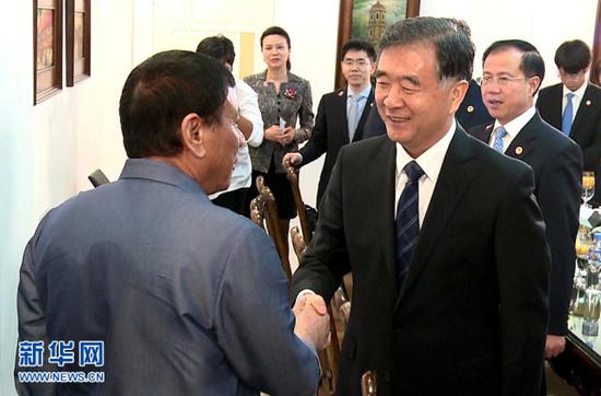 ▲中国国务院副总理汪洋与菲律宾总统杜特尔特握手，来源：新华社