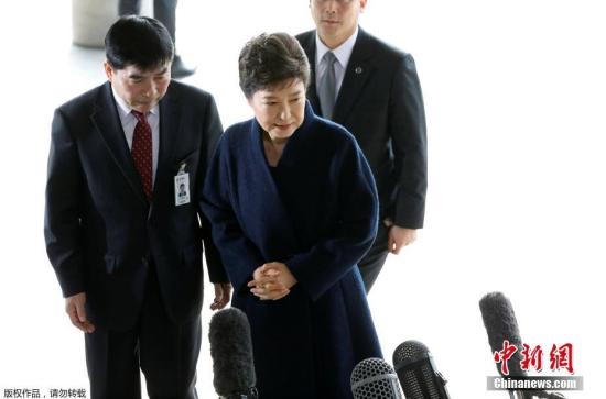 韩国前总统朴槿惠受检方传唤，于21日上午抵达检察厅。