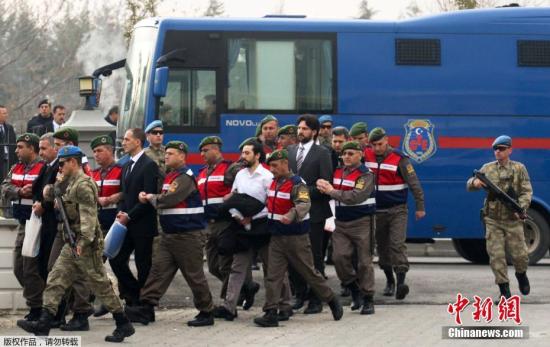资料图：当地时间2017年2月20日，土耳其穆拉省，47名土耳其士兵因在未遂政变中涉嫌参与刺杀总统埃尔多安出庭受审。