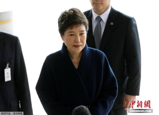 当地时间3月21日，韩国史上第一位遭弹劾下台的总统朴槿惠前往首尔中央地方检察厅接受调查。当天一早，朴槿惠到案，并对韩国国民致歉，承诺将坦白受查。
