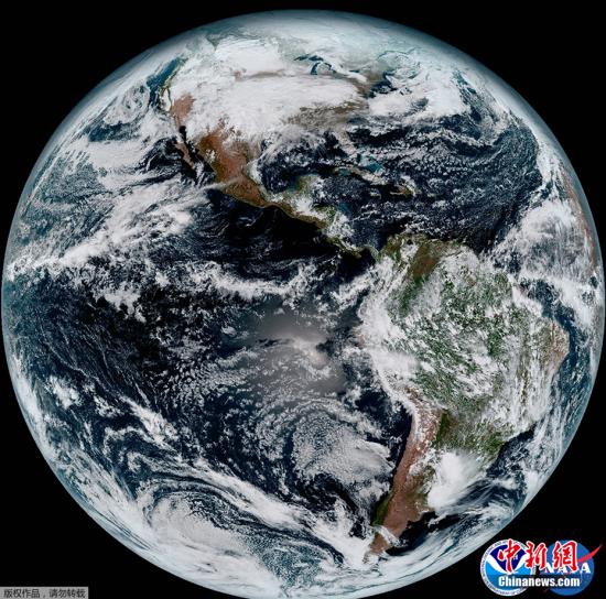 近日，NASA和美国国家海洋和大气局(NOAA)公布了气象卫星GOES-16传回的首批高清地球照片。这批照片的分辨率为先前GOES卫星的4倍，清晰的显示了从太空中看到的地球家园的壮美景色。