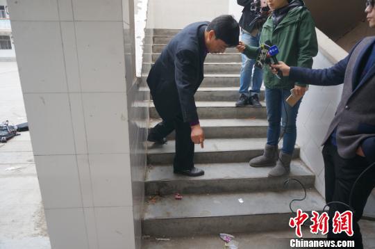 学校副校长刘文华在事发现场向记者讲述事发经过。　韩章云 摄