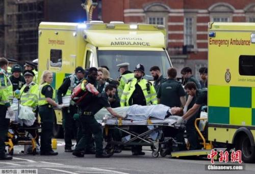 当地时间3月22日下午，英国议会大厦外发生袭击事件。目前这一事件造成5人死亡，另有约40人受伤。图为伤者被送往医院。