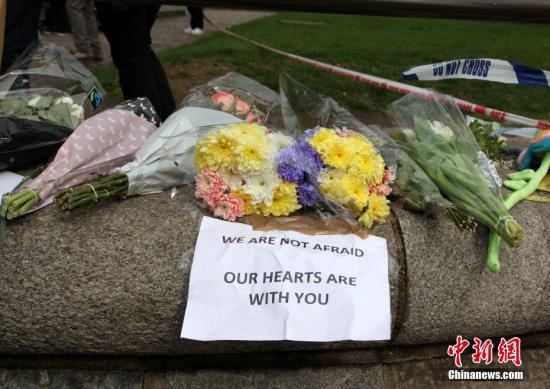 3月23日，伦敦市民在英国议会大厦附近向恐怖袭击事件中的遇难者献花。3月22日，英国议会大厦外发生恐怖袭击事件，造成5人死亡、40余人受伤。 <a target='_blank' href='http://www.chinanews.com/'><p align=