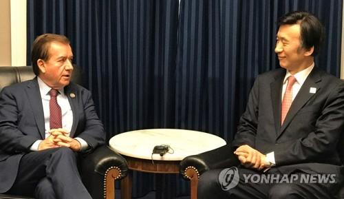 资料图片：当地时间3月22日，韩国外交部长官尹炳世（右）和美国众议院外委会主席罗伊斯举行会晤。（图片来源：韩联社）