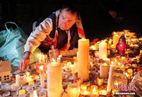 3月23日晚，伦敦民众在市中心的特拉法加广场举行烛光集会，悼念此前一天发生在英国议会大厦附近的恐怖袭击事件遇难者。 <a target='_blank' href='http://www.chinanews.com/'><p align=
