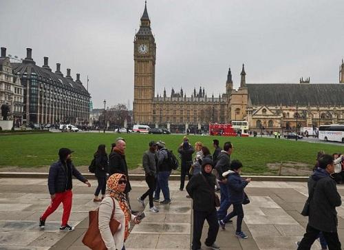 英国国会广场24日重新开放，游客、行人和车辆获准进出。