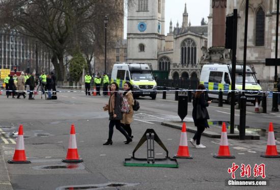 当地时间3月23日上午，英国议会大厦周边仍处于封锁状态，警察在附近街道拉上警戒线，不允许车辆、行人进入。3月22日，英国议会大厦外发生恐怖袭击事件，造成5人死亡、40余人受伤。 <a target='_blank' href='http://www.chinanews.com/'><p align=