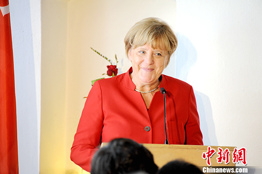当地时间11月20日晚，德国总理默克尔在柏林正式宣布其将寻求连任基民盟主席，并将在2017年作为该党候选人竞选总理。(资料图片)<a target='_blank' href='http://www.chinanews.com/'><p class=