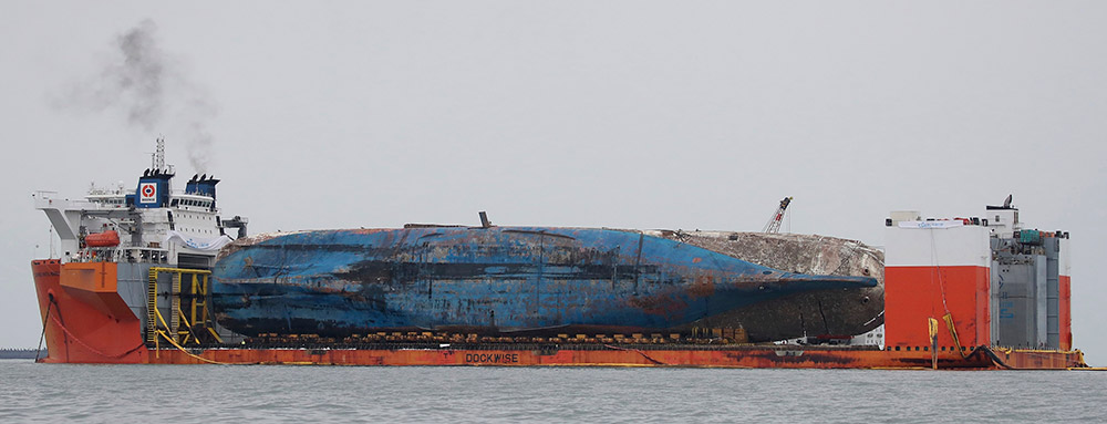 这是3月26日在韩国珍岛郡附近海域拍摄的半潜船上的“世越”号船体。新华社/美联