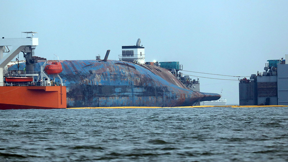 这是3月26日在韩国珍岛郡附近海域拍摄的半潜船上的“世越”号船体。新华社/美联