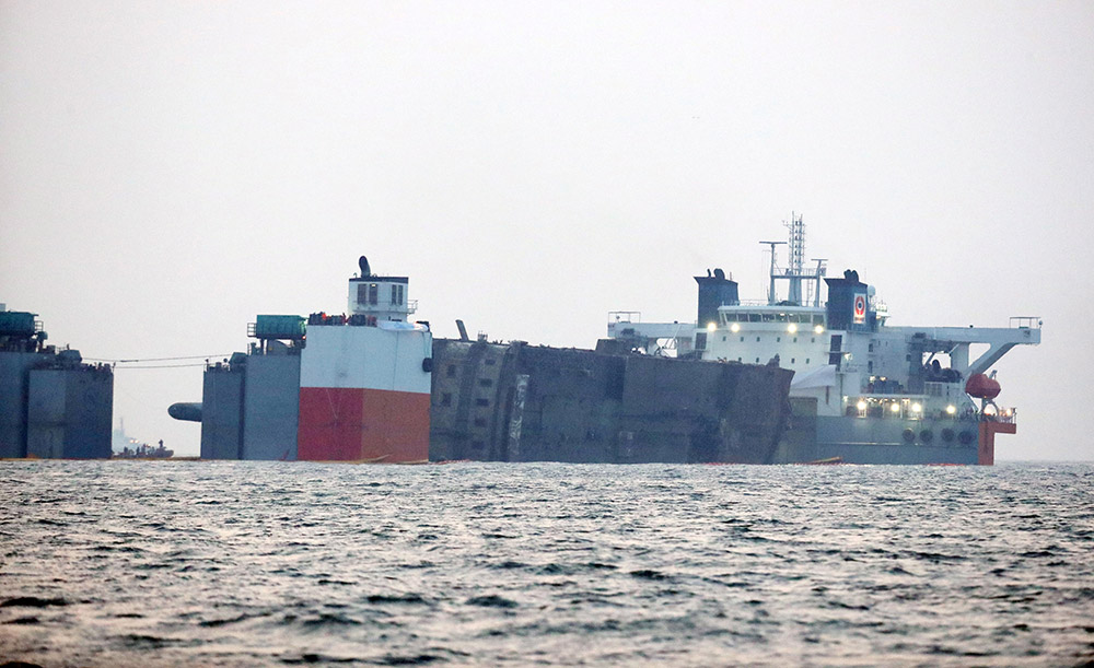这是3月25日在韩国珍岛郡附近海域拍摄的半潜船上的“世越”号船体。新华社/路透