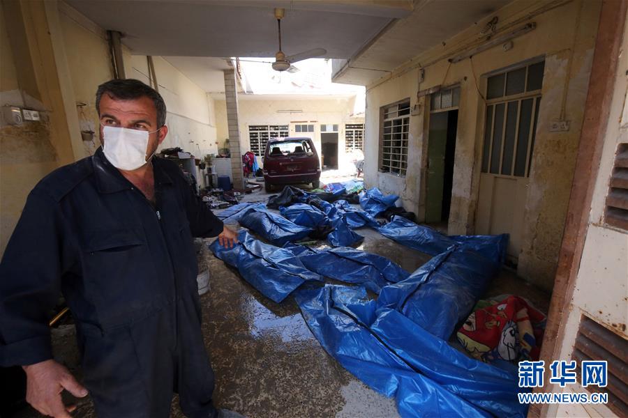 伊军方说从摩苏尔一被炸建筑内挖出６１具遗体