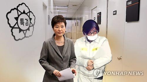 朴槿惠（左）和她的擅政亲信崔顺实。（图片来源：韩联社）