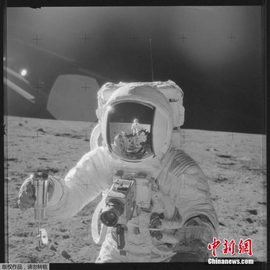1969年11月19日，阿波罗12号宇航员艾伦·宾收集月球土壤。