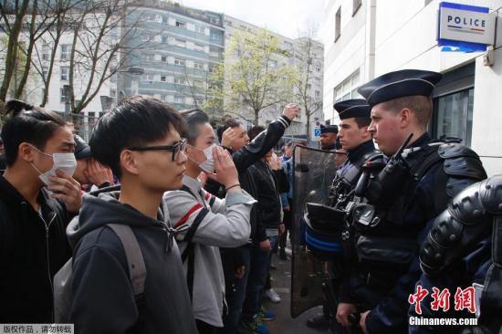当地时间3月26日晚，居住在法国巴黎19区的青田籍华人男子被破门而入的执法警察开枪打死。法新社报道称，首都巴黎的亚裔社区因此事举行示威抗议活动，并演变成暴力冲突。法国警方28日表示，他们逮捕了35名示威者。图为当地时间28日，在法国巴黎的亚裔民众在巴黎警察局门外与法国防暴警察对持。