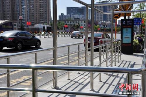 资料图：在北京部分地区，滴滴设立了站牌。中新社发 周东潮 摄