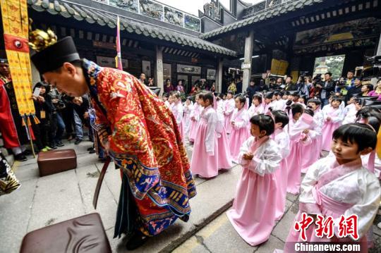 广州“北帝诞”庙会首日60名萌娃举行复古“开笔礼”