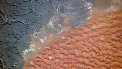 2 图为位于阿尔及利亚东部撒哈拉沙漠的蒂夫奈恩沙丘场。