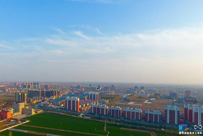 雄安新区规划范围涉及河北省雄县、容城、安新3县及周边部分区域，地处北京、天津、保定腹地，区位优势明显、交通便捷通畅、生态环境优良、资源环境承载能力较强，现有开发程度较低，发展空间充裕，具备高起点高标准开发建设的基本条件。