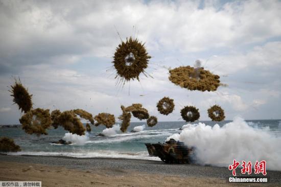 当地时间4月2日，韩国浦项市，韩国海军参加韩美联合军演“鹞鹰”登陆演习。