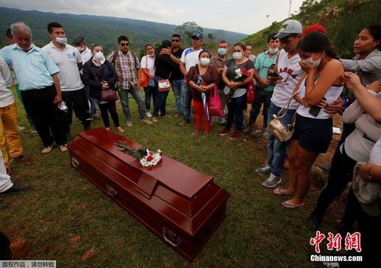 当地时间4月3日，哥伦比亚南部莫科阿泥石流遇难者的遗体于当日下葬，家属和朋友痛哭哀悼。