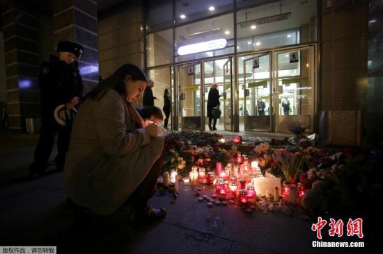 当地时间2017年4月4日，俄罗斯圣彼得堡地铁站，民众献花点烛悼念圣彼得堡地铁爆炸遇难者。