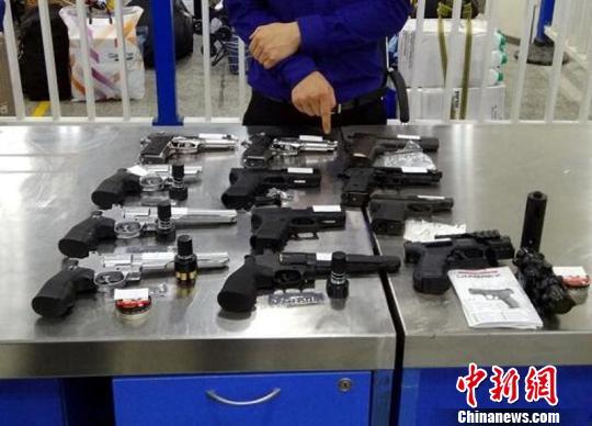 持有12支气枪的香港男子被深圳皇岗海关查获