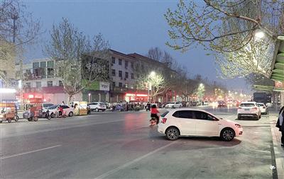 雄县文昌大街，附近的多家酒店下调住宿价格。