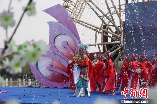 青海贵德黄河文化旅游节启幕周边游客纷至沓来