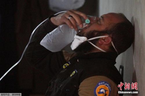 叙利亚西北部城镇4月4日遭到疑似化学武器攻击。图为受伤人员正在吸氧。