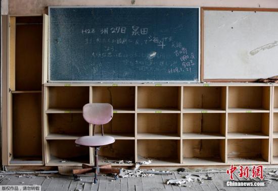 资料图：日本福岛核事故后，奈美惠镇上一所小学，人去楼空，一片荒凉。