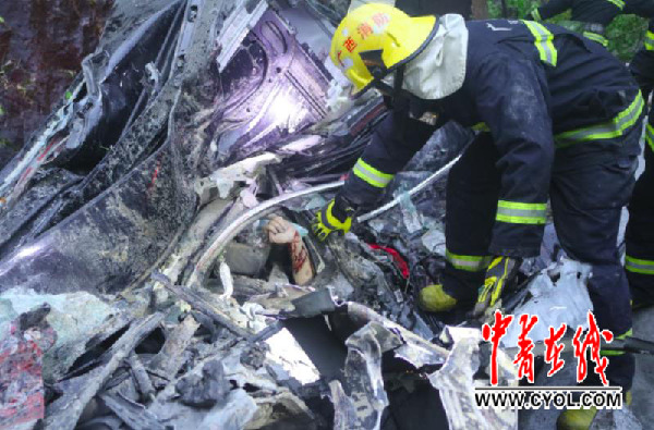 广西河池一宝马轿车与大货车相撞 3人当场殒命