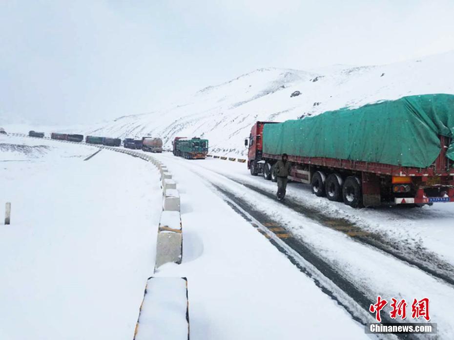 甘肃酒泉大雪致国道结冰 200余车辆被困