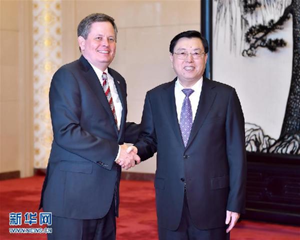 4月10日，全国人大常委会委员长张德江在北京人民大会堂会见美国联邦参议员戴恩斯率领的美国国会议员代表团。 新华社记者 李涛 摄 