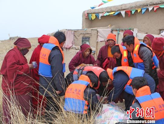 僧尼因重病被困青海湖海心山救援队驾船破冰营救