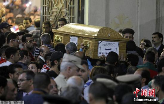 坦塔市民众抬着为遇难者准备的棺材，参加葬礼。9日晚些时候，极端组织“伊斯兰国”通过其控制的社交媒体宣布对坦塔市和亚历山大市的教堂袭击事件负责。