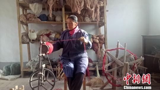 藏族劳模家门口创业带留守妇女和残疾人就业