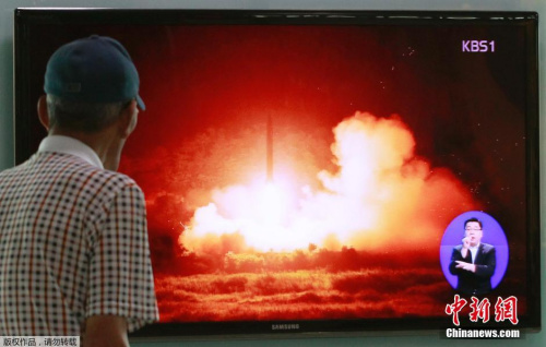 资料图：2015年7月，韩国首尔，韩国民众观看有关朝鲜导弹发射的新闻报道。