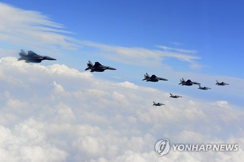 资料图片：韩美空军战机飞行。(图片来源：韩联社)