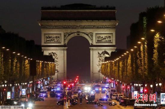 资料图：法国首都巴黎著名商业街香榭丽舍大道4月20日晚发生枪击事件，造成警察一死两伤，枪手也被警方开枪击毙。