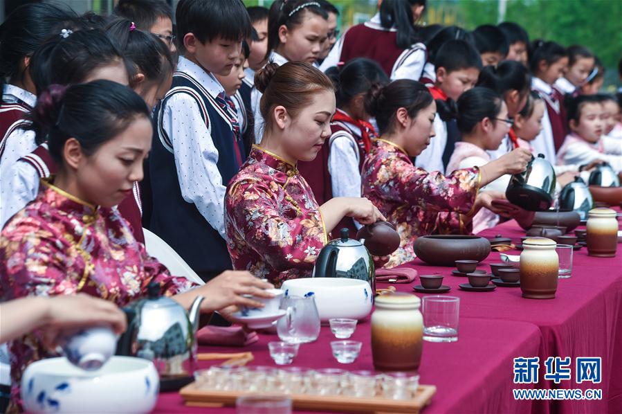 乡村小学举办校园特色“茶文化日”