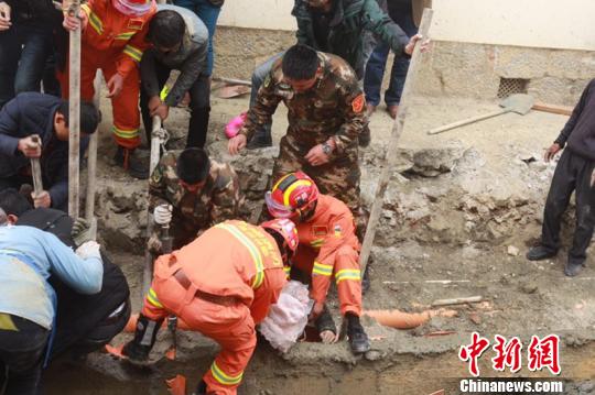 云南香格里拉一施工沟渠水泥挡墙倒塌致1死3伤（图）