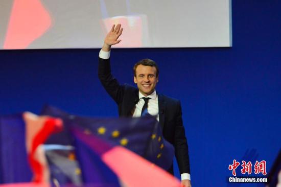 根据法国内政部23日晚公布的部分计票结果，在刚刚结束的法国总统选举第一轮投票中，中间派独立候选人、“前进”运动领导人艾曼努尔·马克龙以23.11%的得票率居第一位，极右翼候选人、国民阵线主席马丽娜·勒庞以23.08%居第二位。两人将进入第二轮对决，争夺下一届法国总统宝座。马克龙当晚在巴黎举行的庆祝集会上表示，他领导的政治运动“在一年时间内就改变了法国的政治面貌”。图为马克龙在庆祝集会上。<a target='_blank' href='http://www.chinanews.com/'><p align=